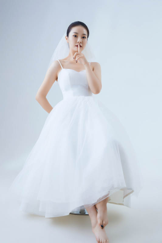 棚拍白色背景下的洁白婚纱新娘美妆图片