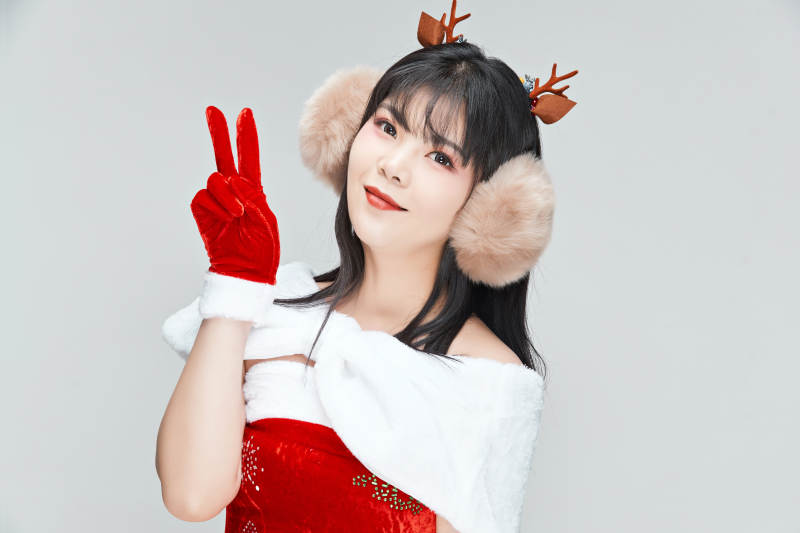 身穿圣诞服饰的性感可爱亚洲少女图片