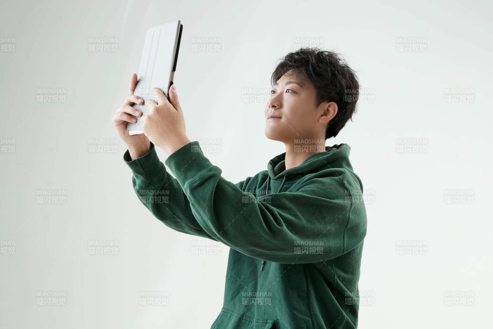 沉浸在网络恋爱世界的青年男子图片