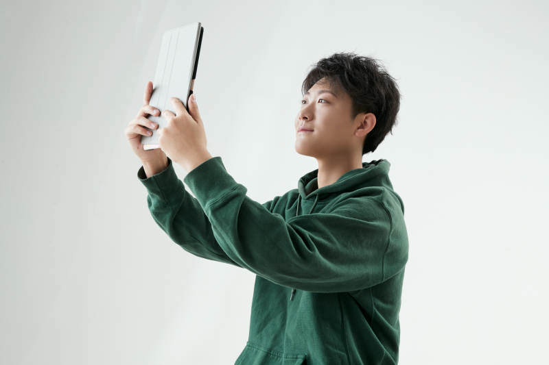 沉浸在网络恋爱世界的青年男子图片