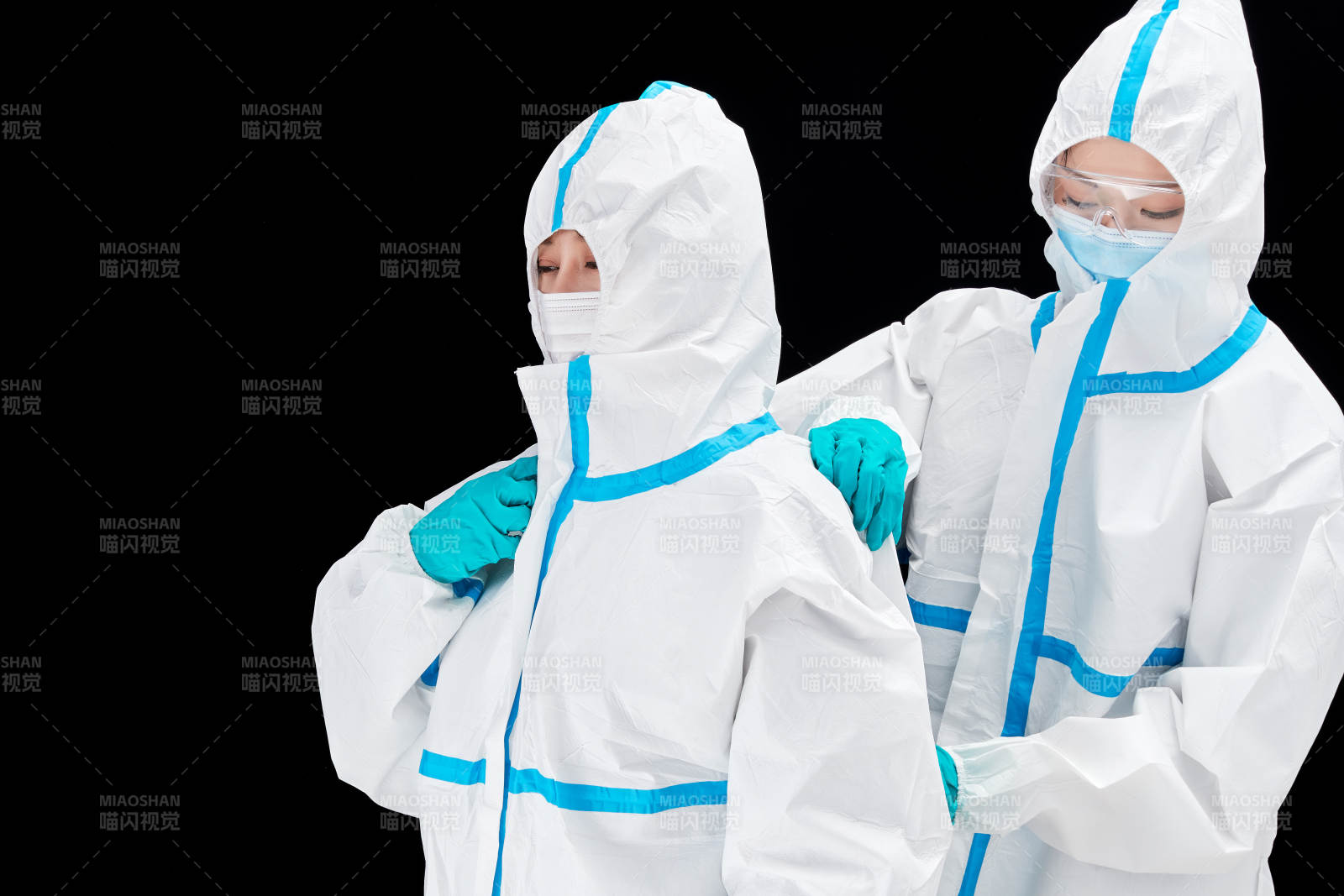 穿白色防护服佩戴护目镜口罩的防疫人员图片