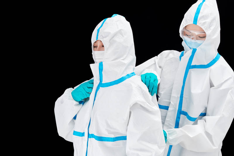 穿白色防护服佩戴护目镜口罩的防疫人员图片