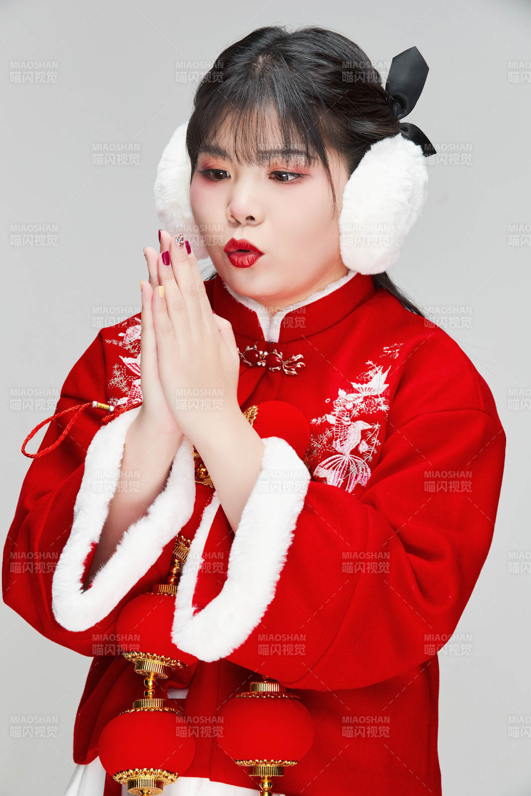 手提红灯笼身穿喜庆汉服的可爱少女图片