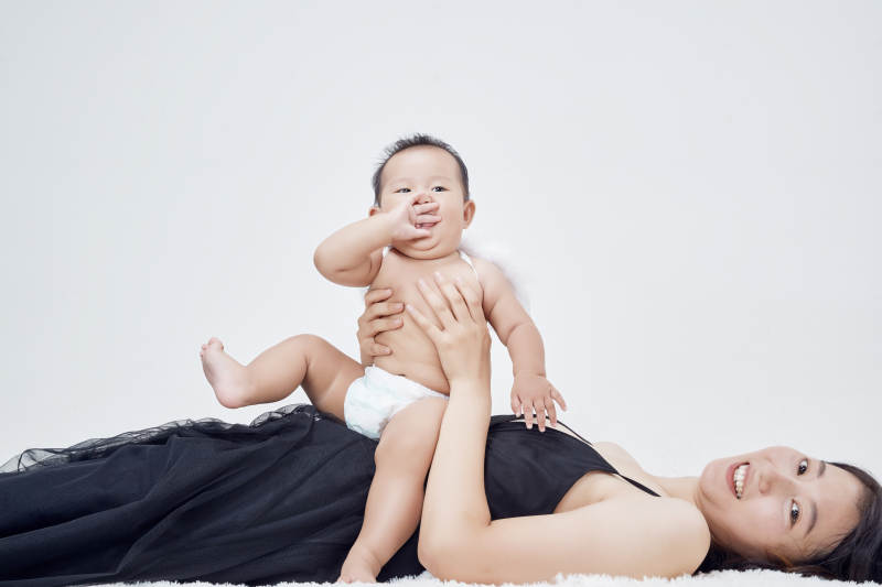 妈妈陪伴宝宝快乐的玩耍图片