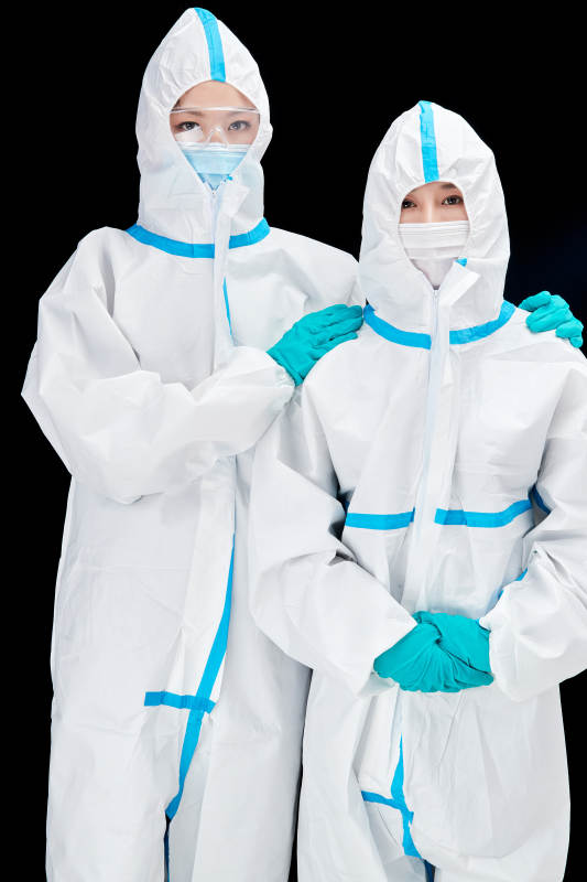 穿白色防护服佩戴护目镜口罩的防疫人员图片