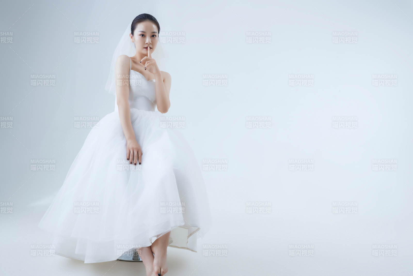 棚拍白色背景下的洁白婚纱新娘美妆图片