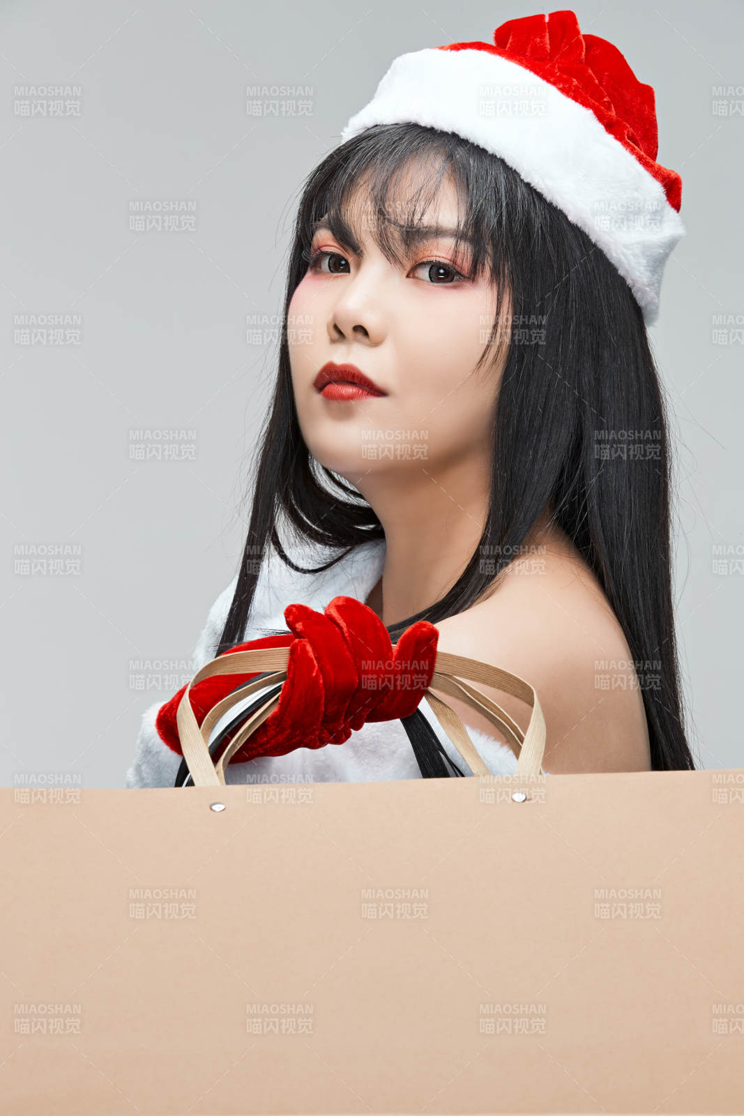 身穿圣诞服饰手提购物袋性感可爱的圣诞女郎图片