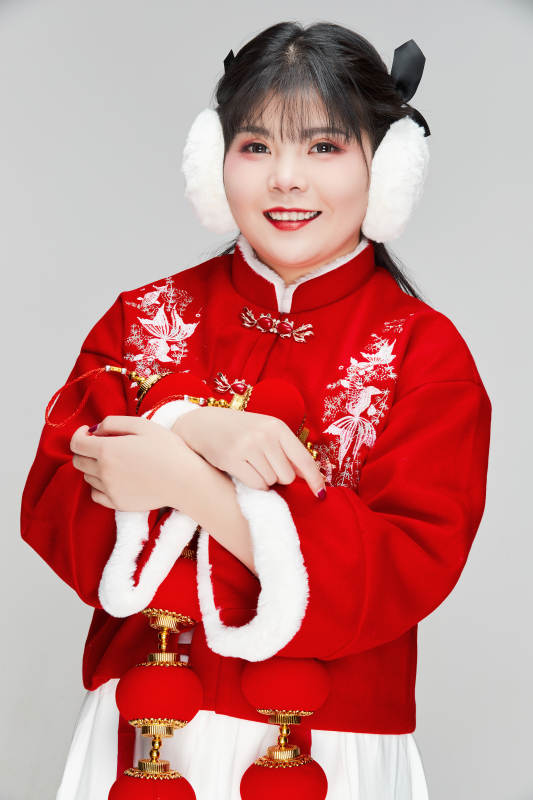 手提红灯笼身穿喜庆汉服的可爱少女图片