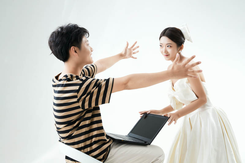 沉浸在网络恋爱世界的青年男女图片