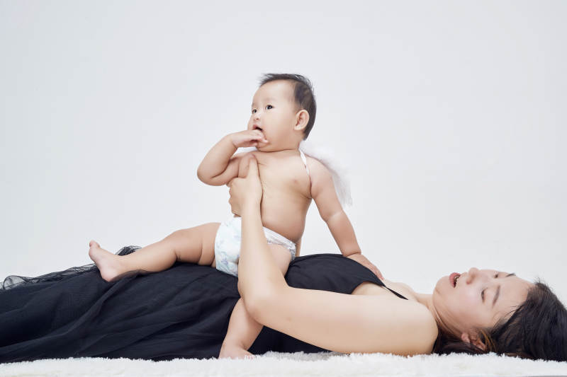 妈妈陪伴宝宝快乐的玩耍图片