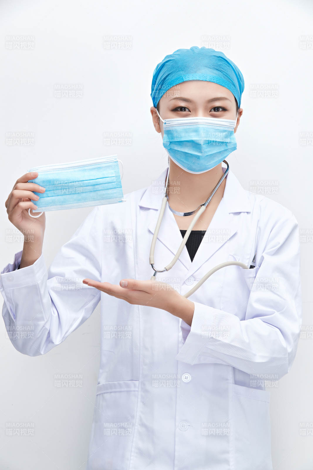 专业的医护人员提示口罩佩戴的重要性图片