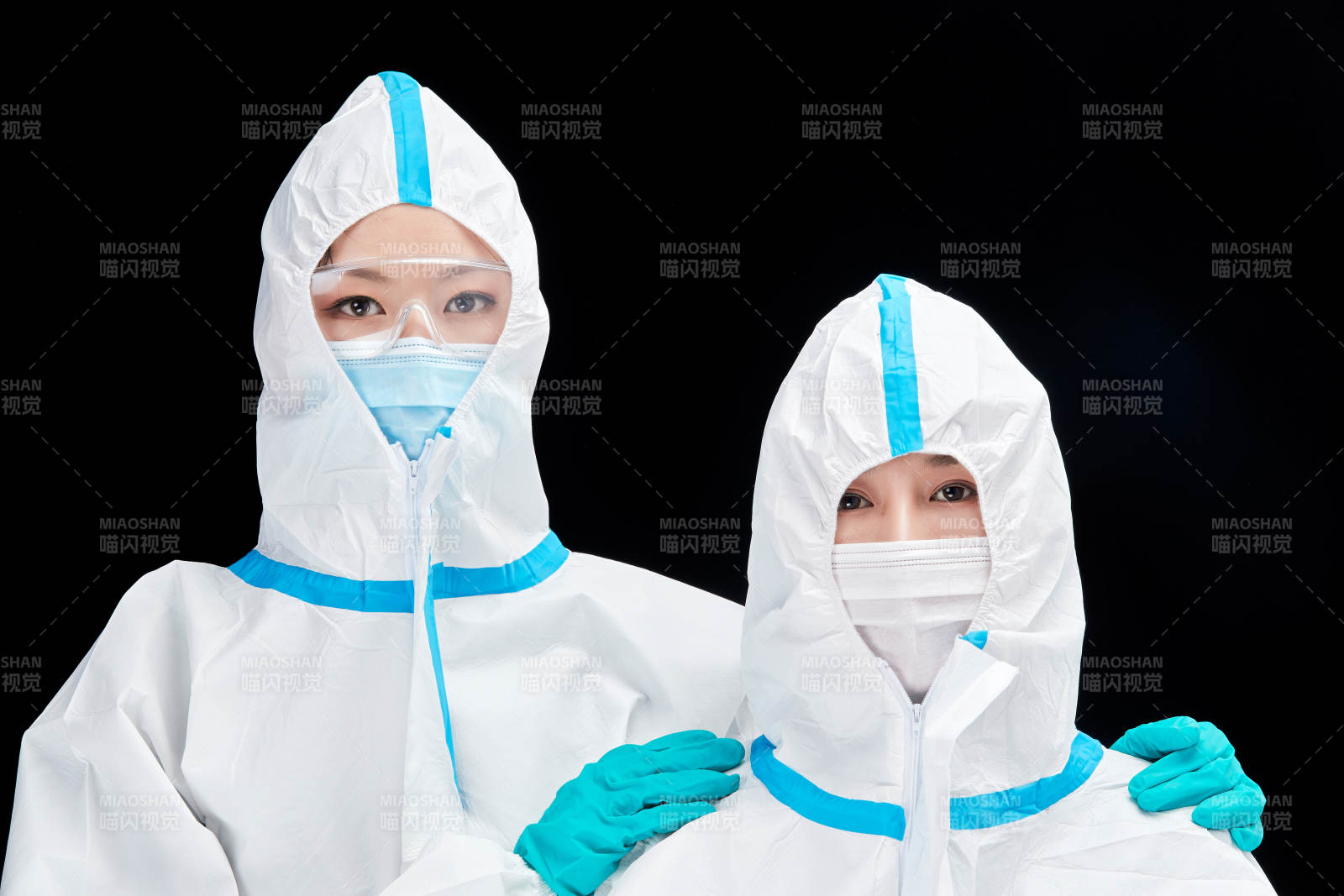 穿白色防护服佩戴护目镜口罩的防疫人员图片