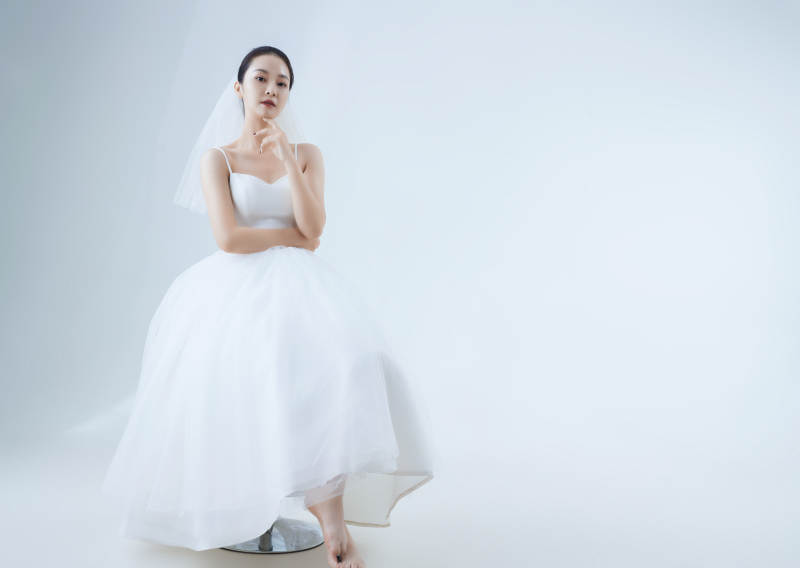 棚拍白色背景下的洁白婚纱新娘美妆图片