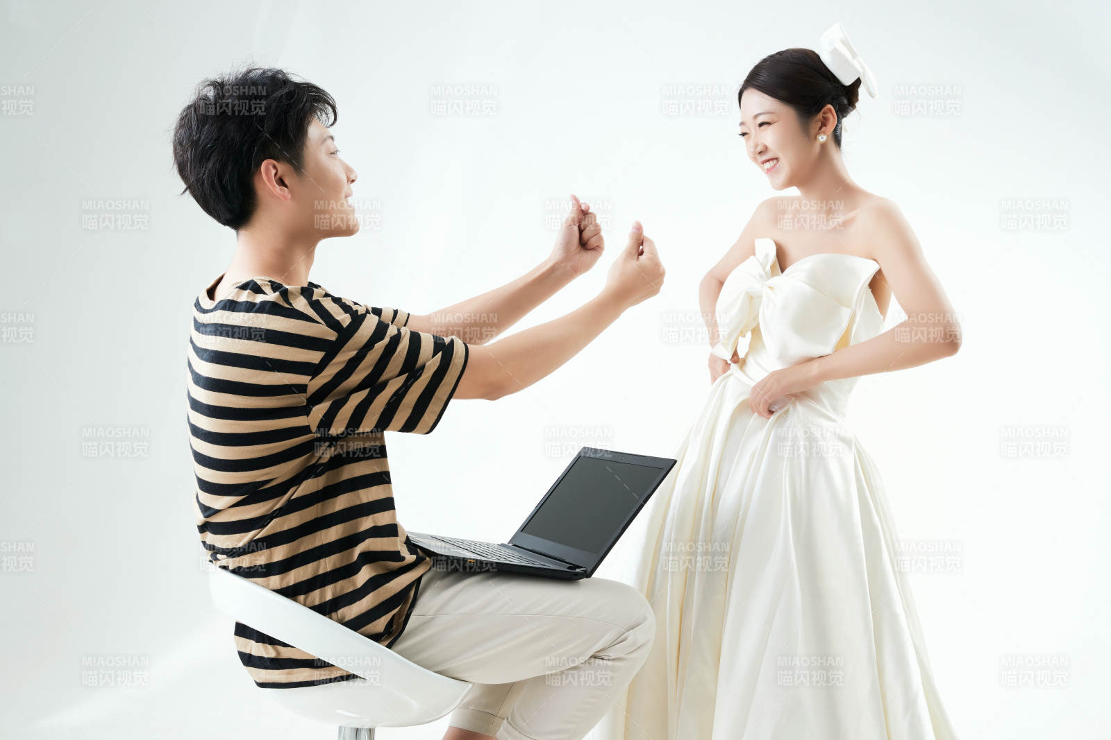 沉浸在网络恋爱世界的青年男女图片