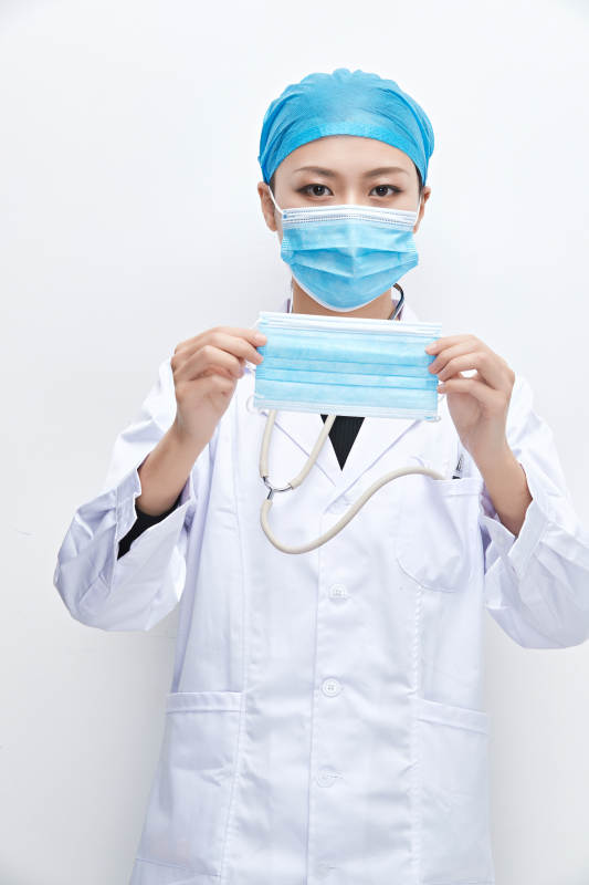 专业的医护人员提示口罩佩戴的重要性图片