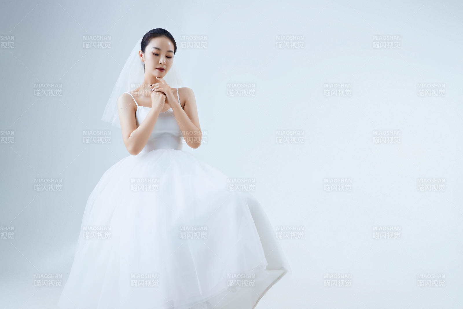 棚拍白色背景下的洁白婚纱新娘美妆图片