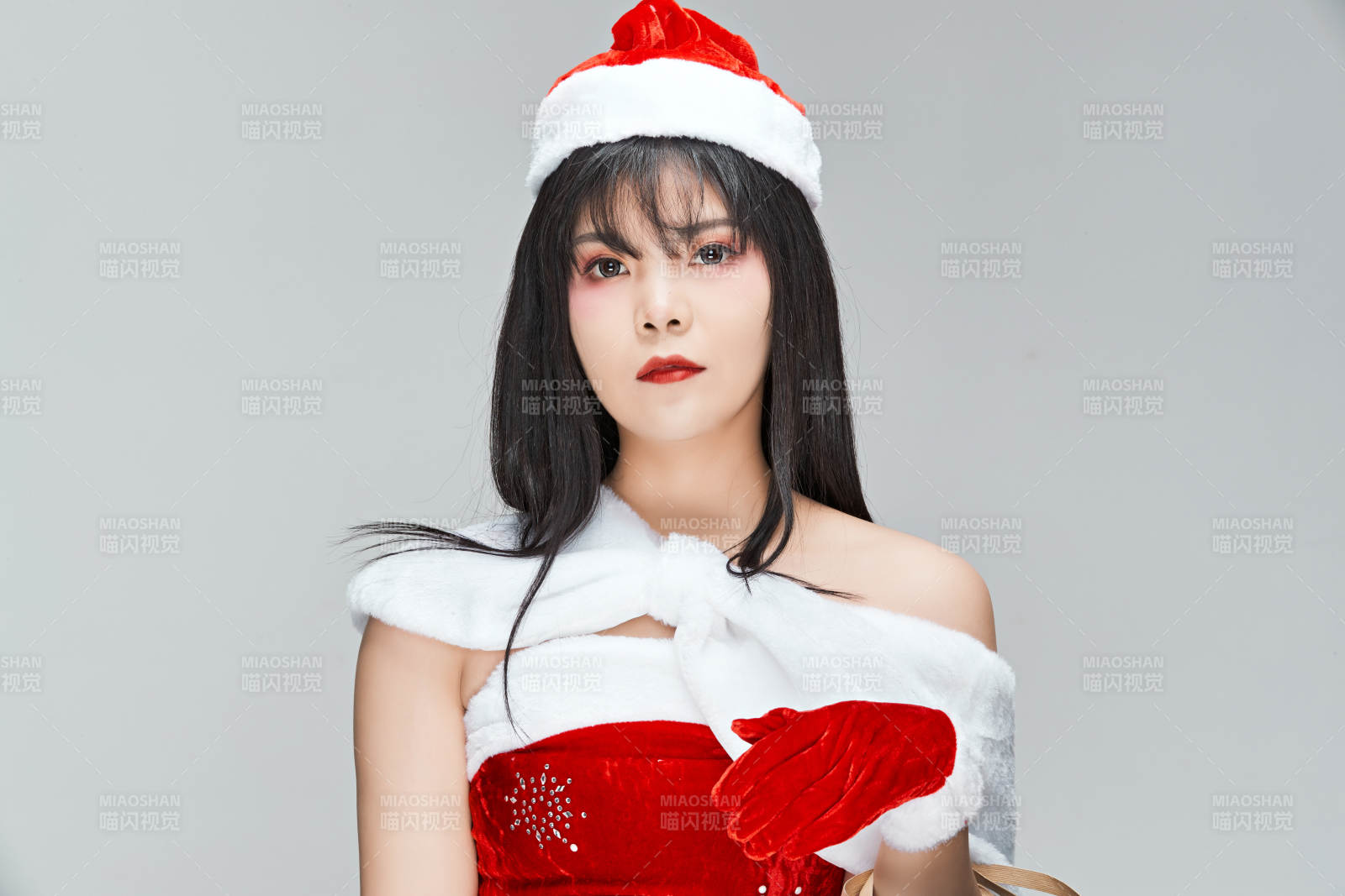 身穿圣诞服饰手提购物袋性感可爱的圣诞女郎图片