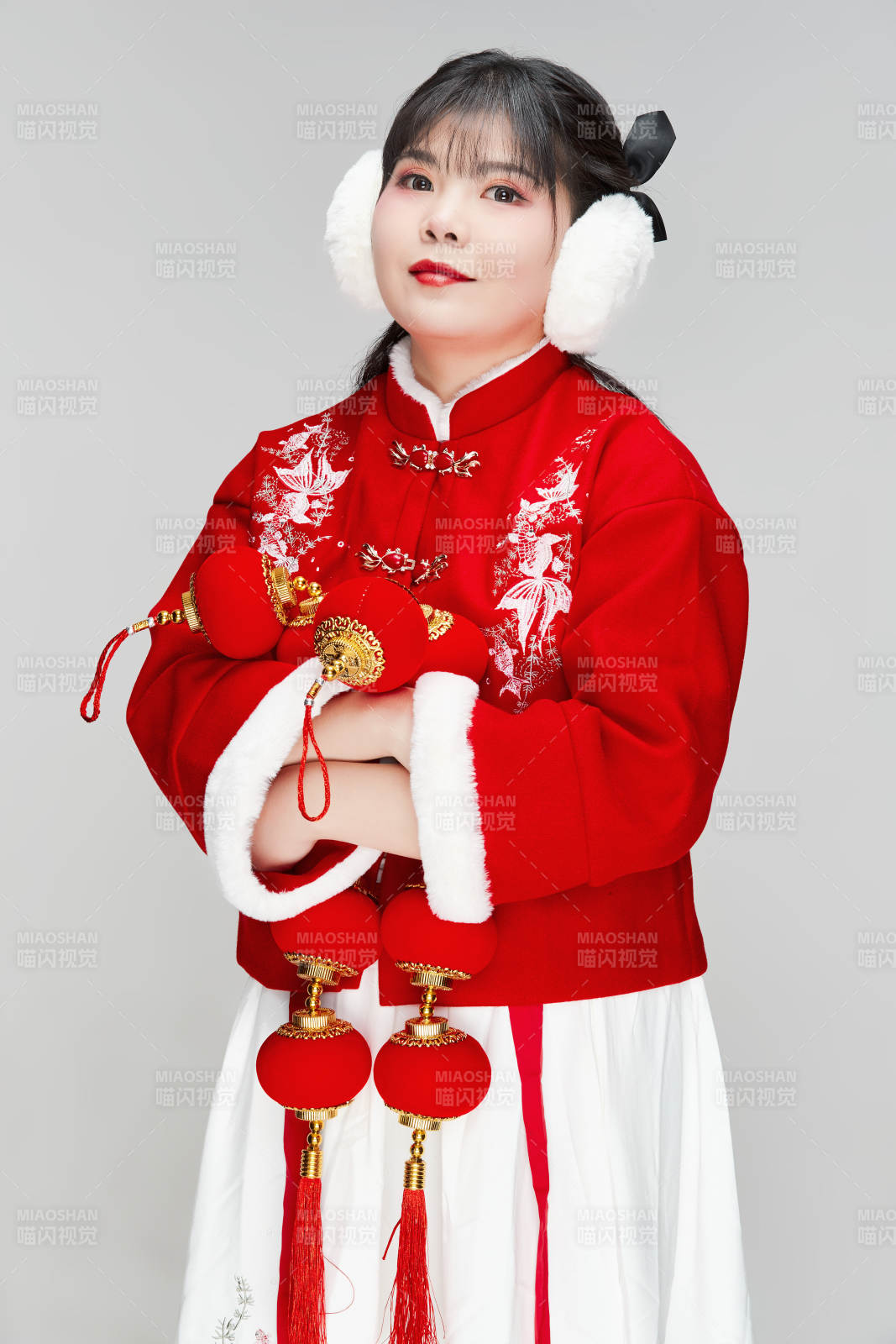 手提红灯笼身穿喜庆汉服的可爱少女图片