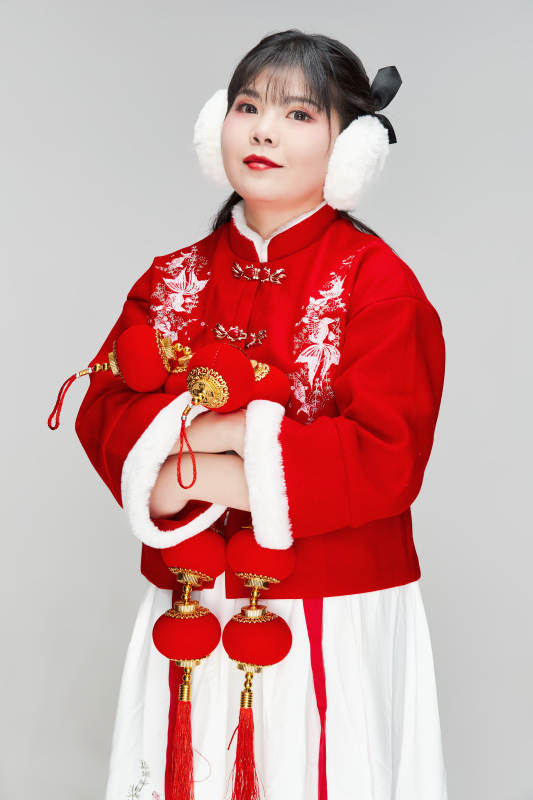 手提红灯笼身穿喜庆汉服的可爱少女图片