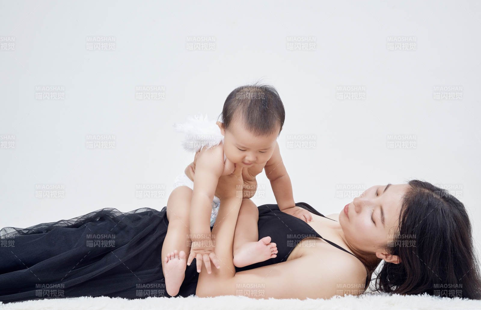 妈妈陪伴宝宝快乐的玩耍图片