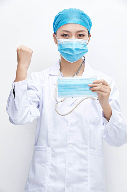 专业的医护人员提示口罩佩戴的重要性图片