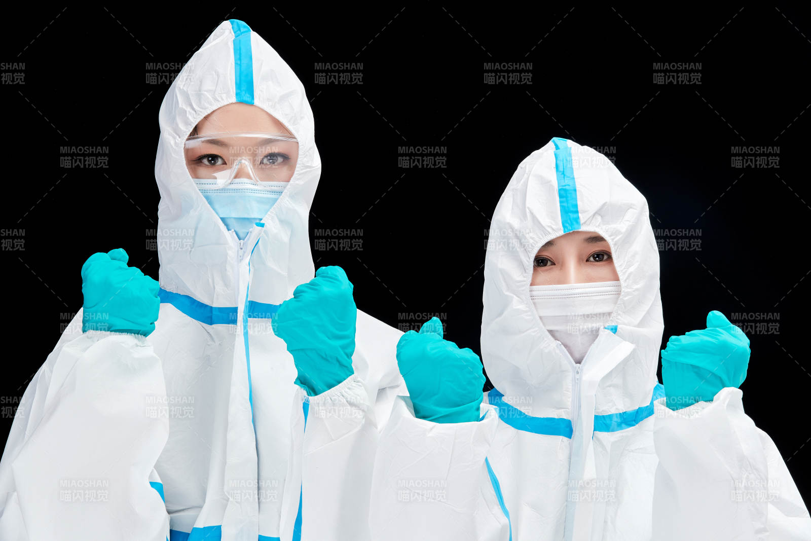 穿白色防护服佩戴护目镜口罩的防疫人员图片