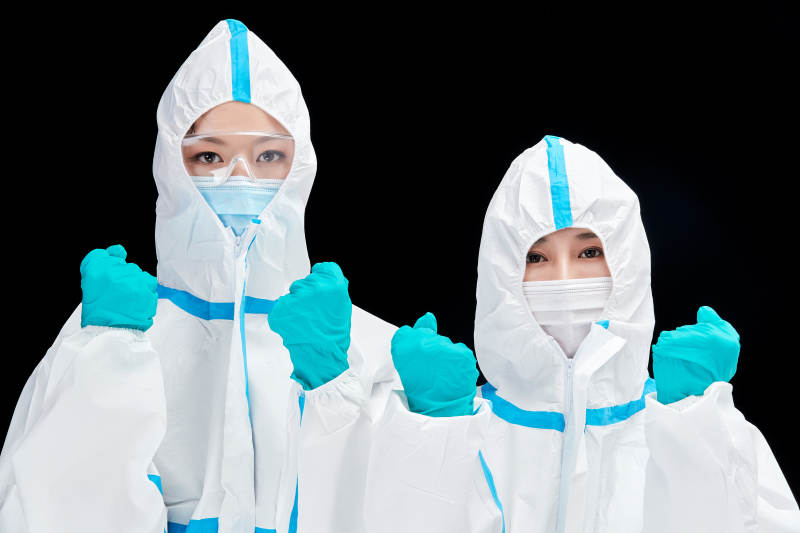 穿白色防护服佩戴护目镜口罩的防疫人员图片