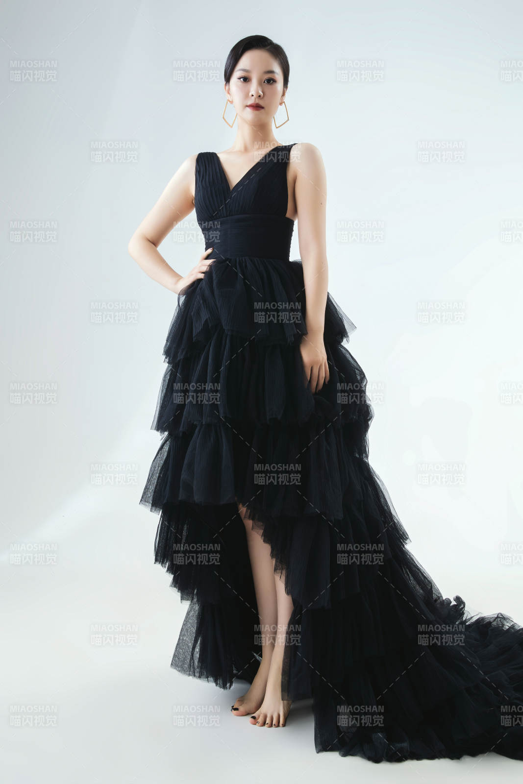 棚拍白色背景下的洁白婚纱新娘美妆图片