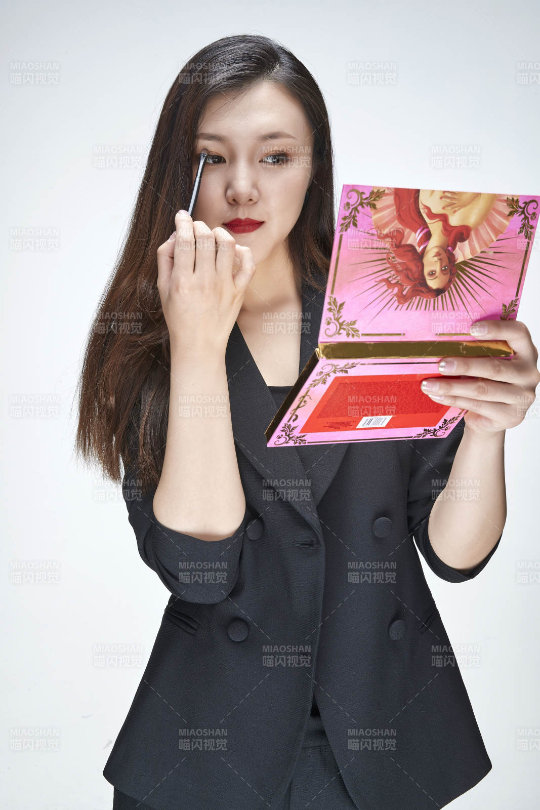 棚拍白色背景的亚洲青年女性化妆师图片