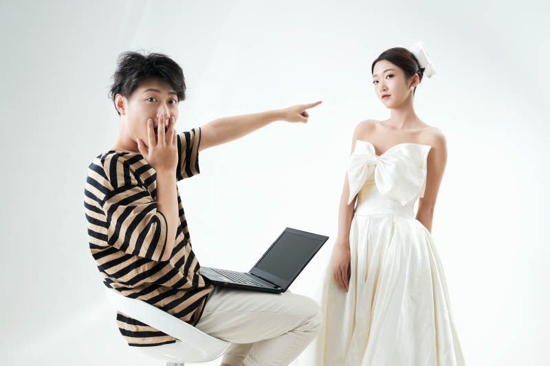 沉浸在网络恋爱世界的青年男女图片