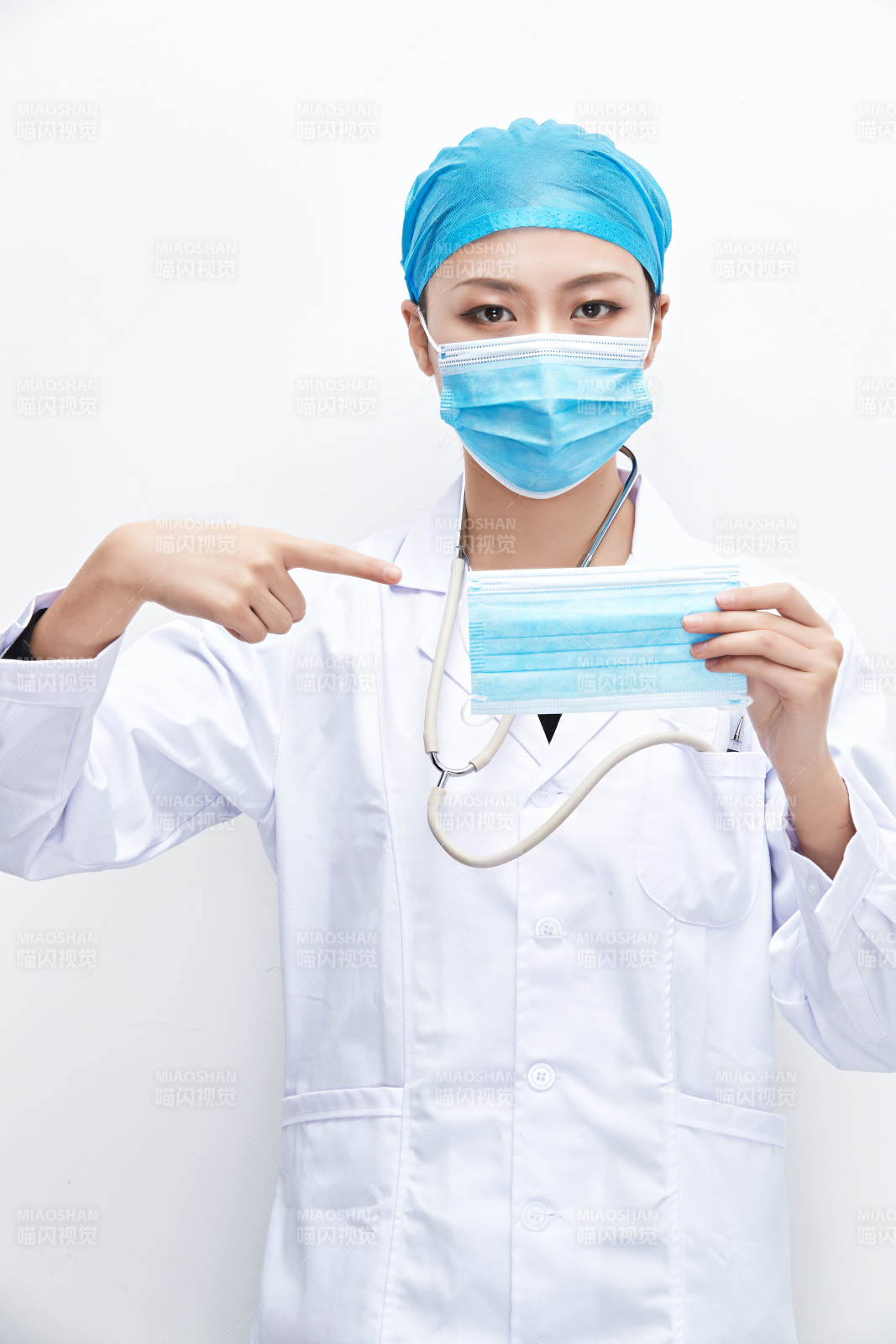 专业的医护人员提示口罩佩戴的重要性图片