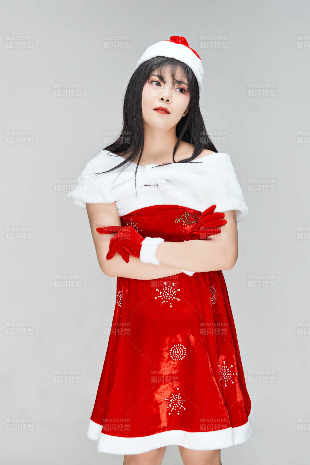 身穿圣诞服饰手提购物袋性感可爱的圣诞女郎图片