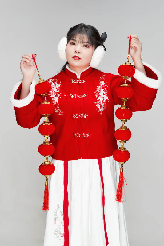 手提红灯笼身穿喜庆汉服的可爱少女图片