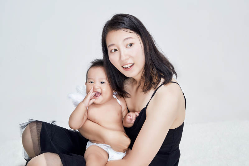 妈妈陪伴宝宝快乐的玩耍图片