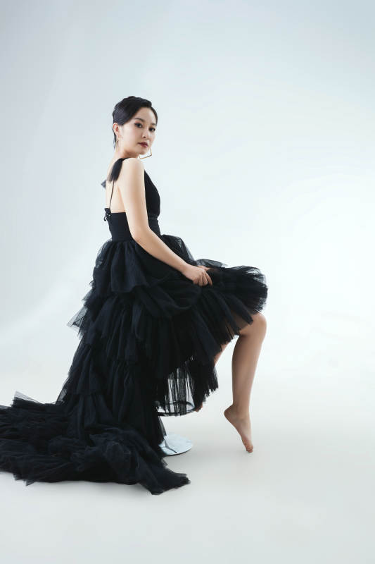 棚拍白色背景下的洁白婚纱新娘美妆图片