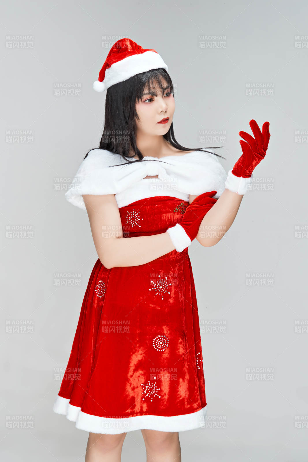 身穿圣诞服饰手提购物袋性感可爱的圣诞女郎图片