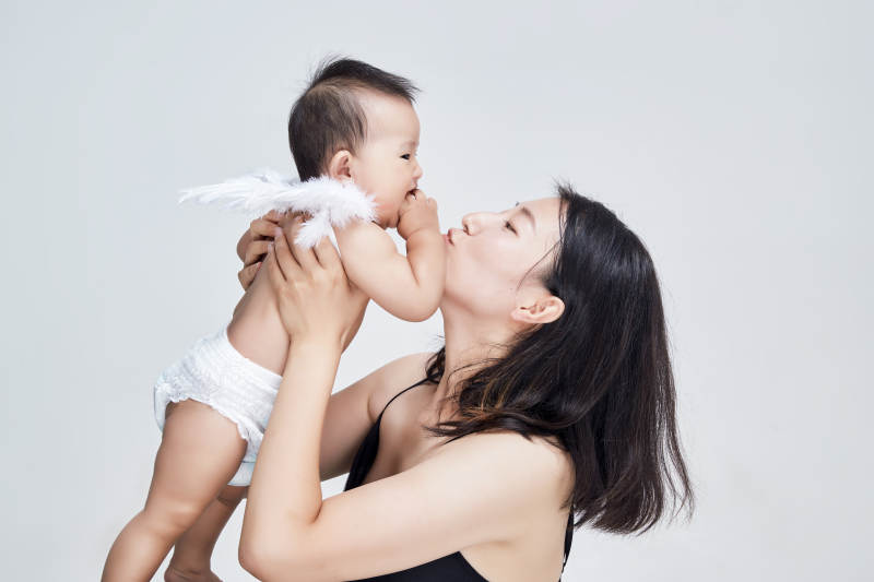 妈妈陪伴宝宝快乐的玩耍图片