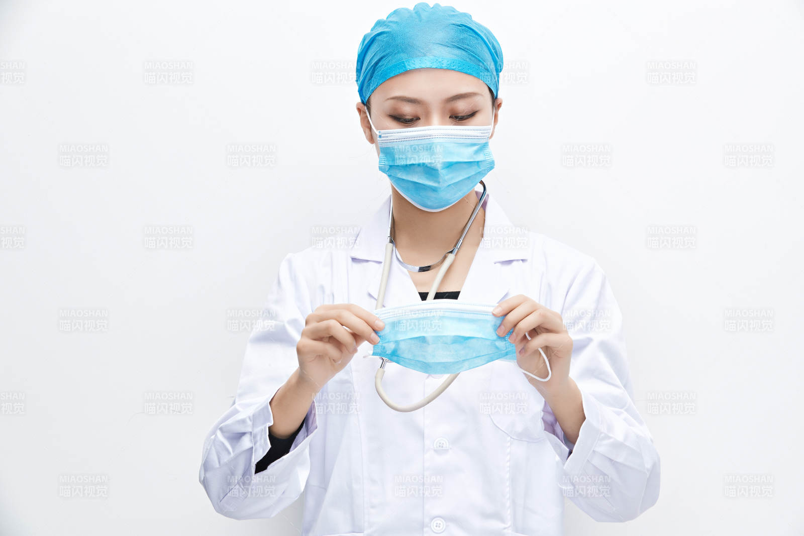 专业的医护人员提示口罩佩戴的重要性图片