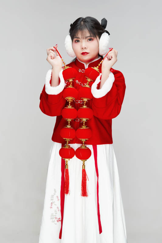 手提红灯笼身穿喜庆汉服的可爱少女图片
