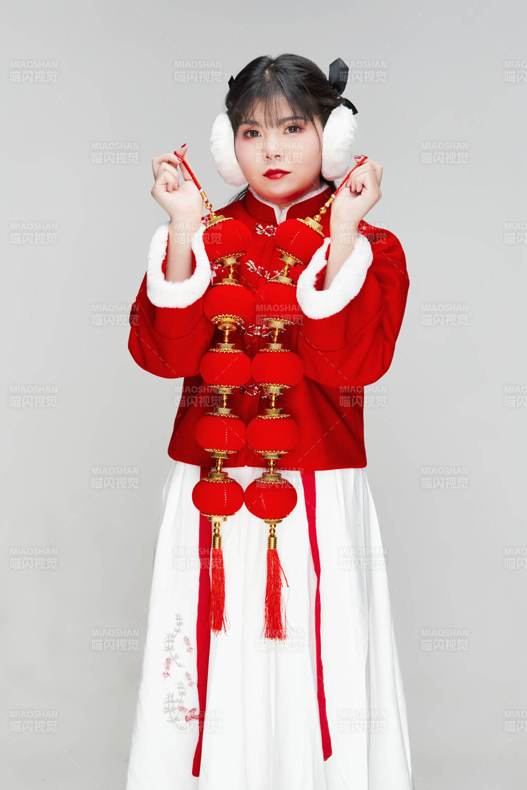 手提红灯笼身穿喜庆汉服的可爱少女图片