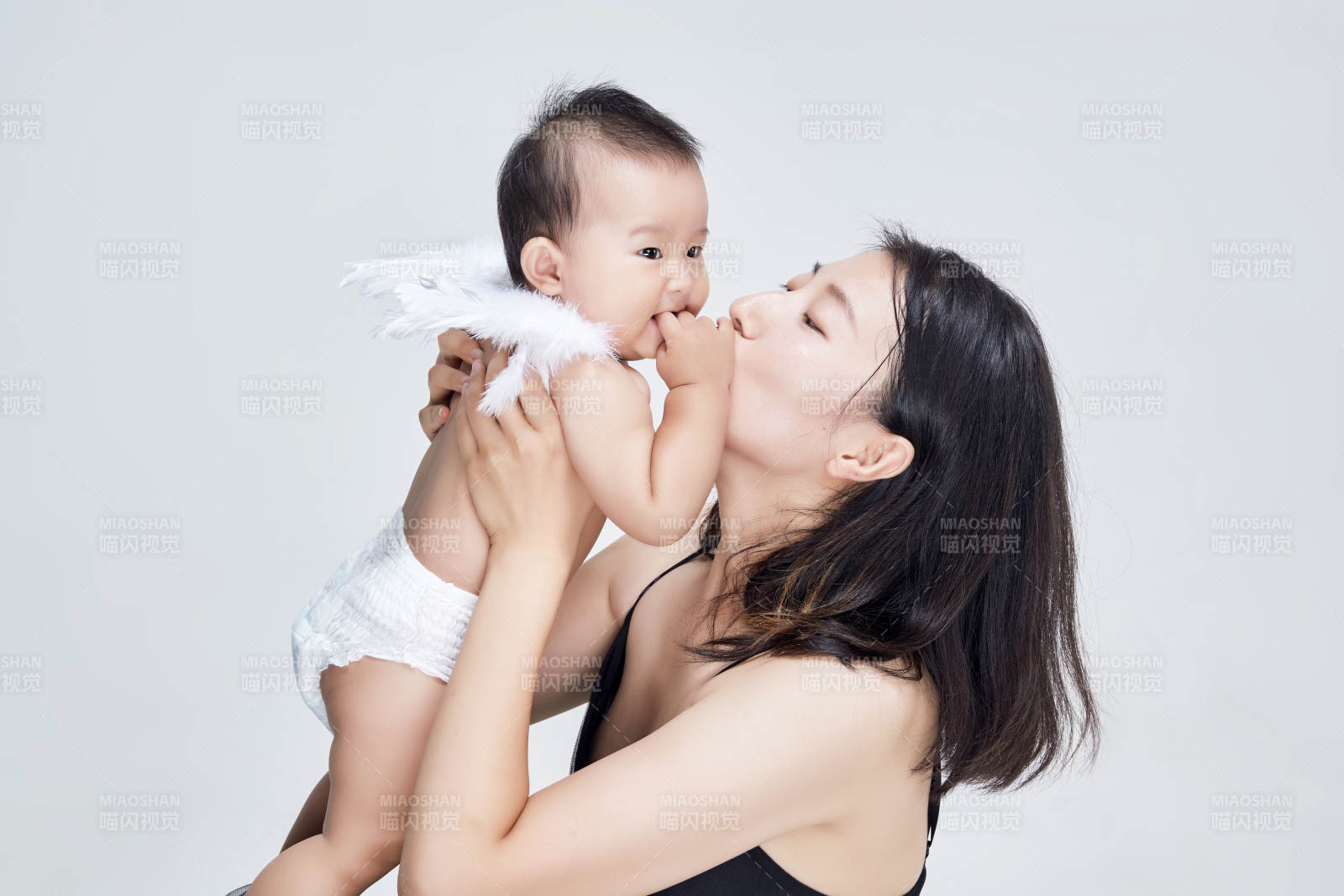 妈妈陪伴宝宝快乐的玩耍图片