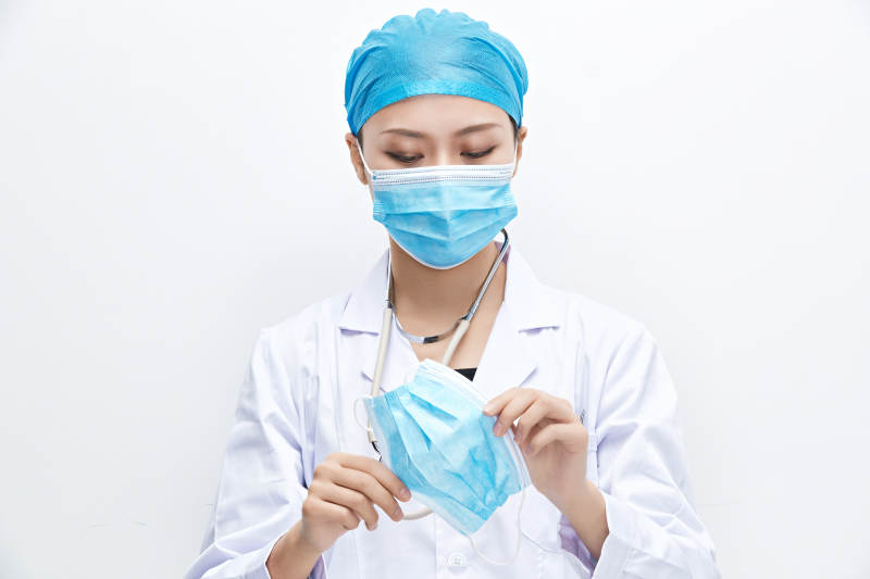 专业的医护人员提示口罩佩戴的重要性图片