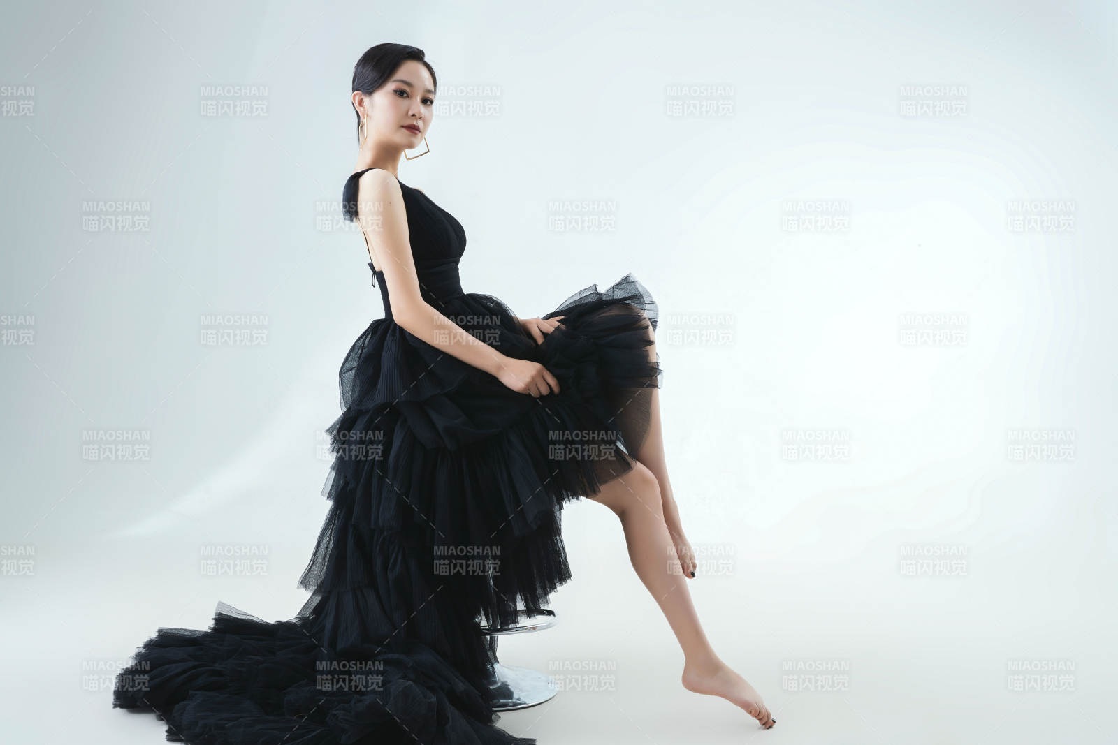 棚拍白色背景下的洁白婚纱新娘美妆图片