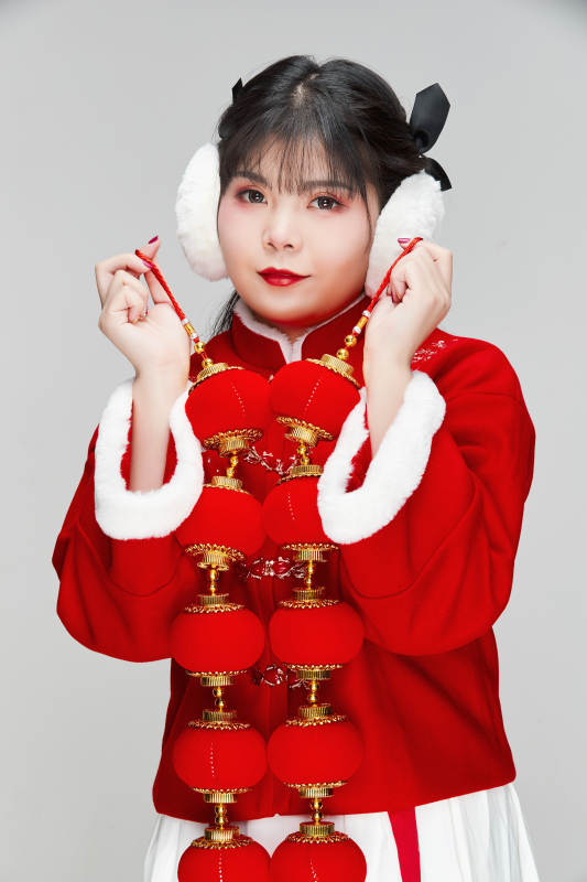 手提红灯笼身穿喜庆汉服的可爱少女图片