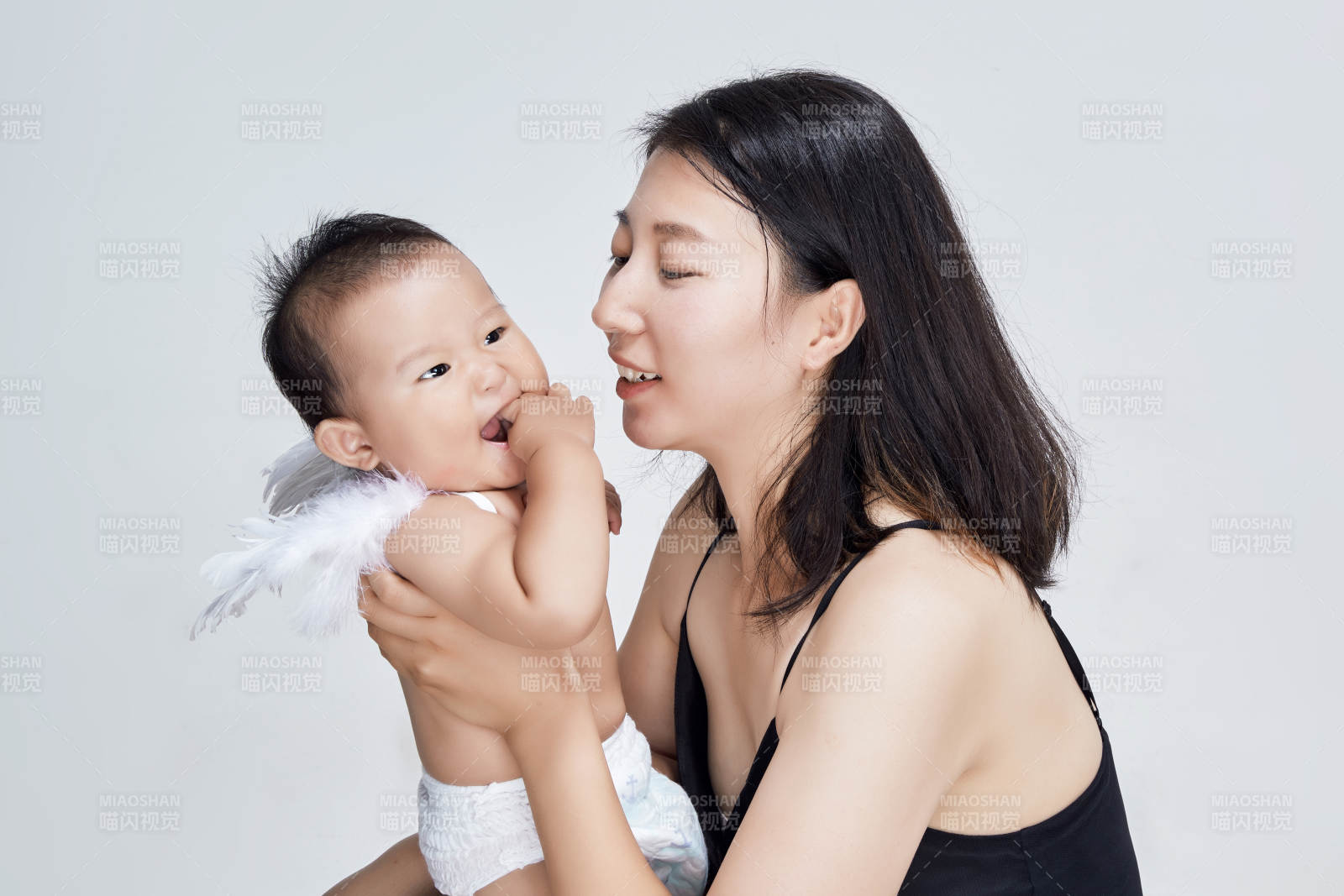 妈妈陪伴宝宝快乐的玩耍图片