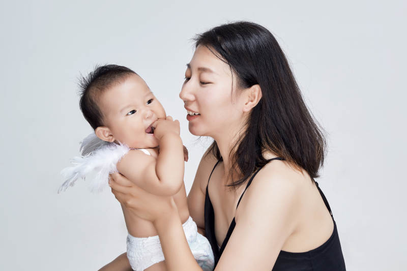 妈妈陪伴宝宝快乐的玩耍图片