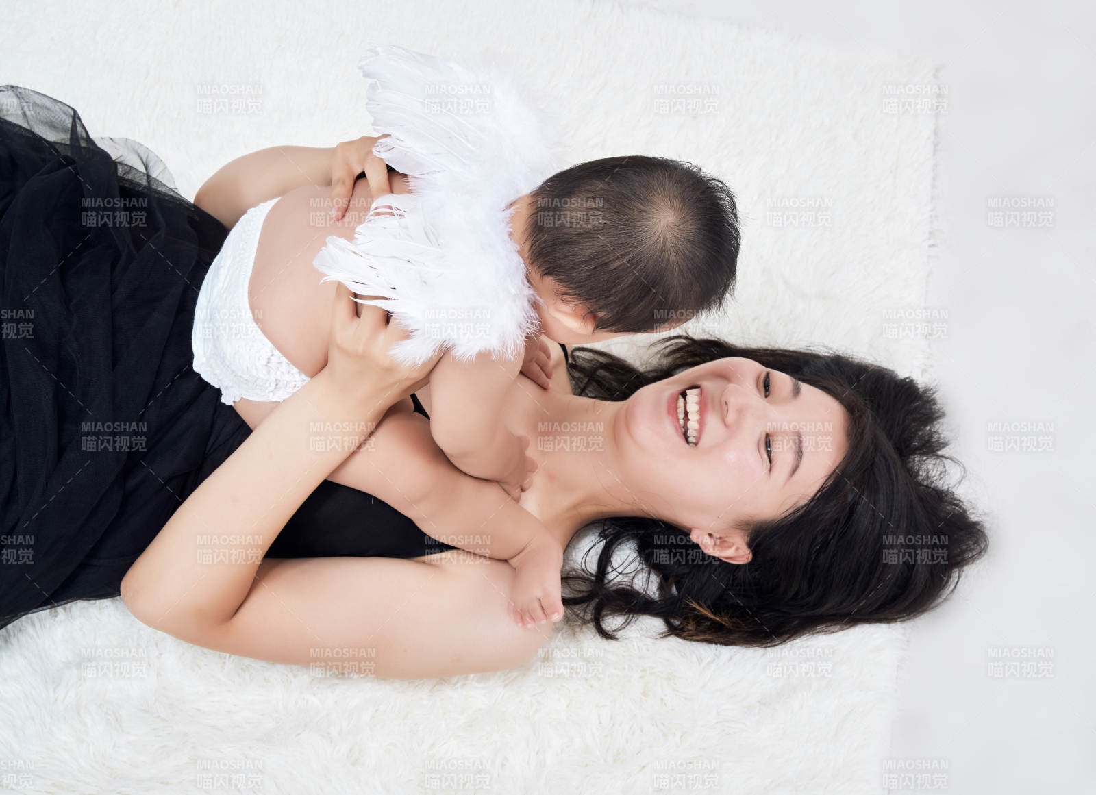 妈妈陪伴宝宝快乐的玩耍图片