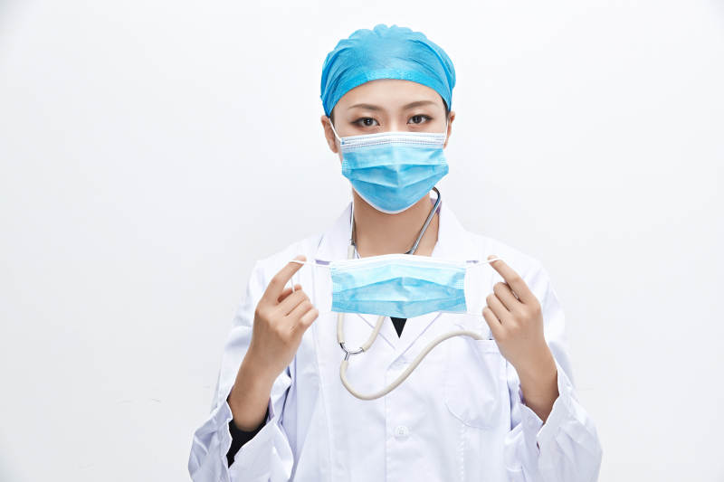 专业的医护人员提示口罩佩戴的重要性图片