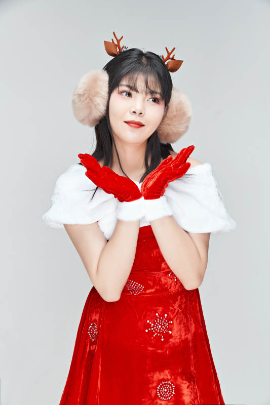 身穿圣诞服饰的性感可爱亚洲少女图片