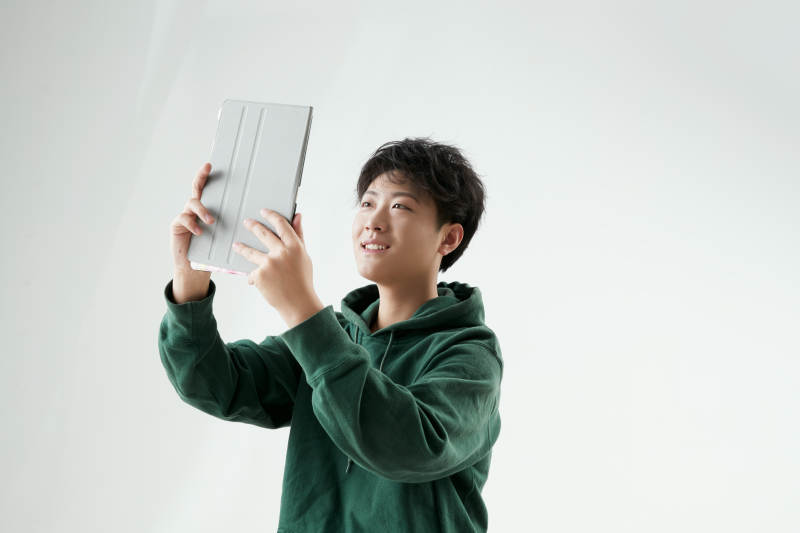 沉浸在网络恋爱世界的青年男子图片